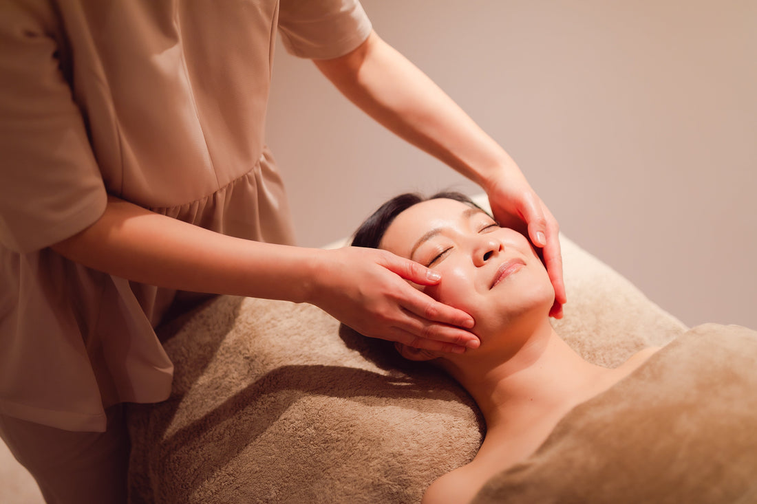 "本物のローズオイル"を贅沢に使用したローズフェイシャルへ🌹